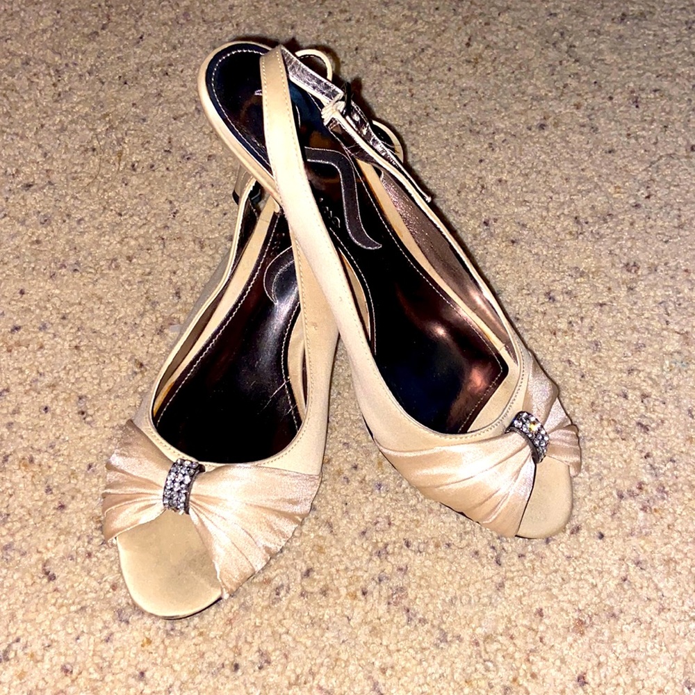 Tan 1 inch heals with a bow